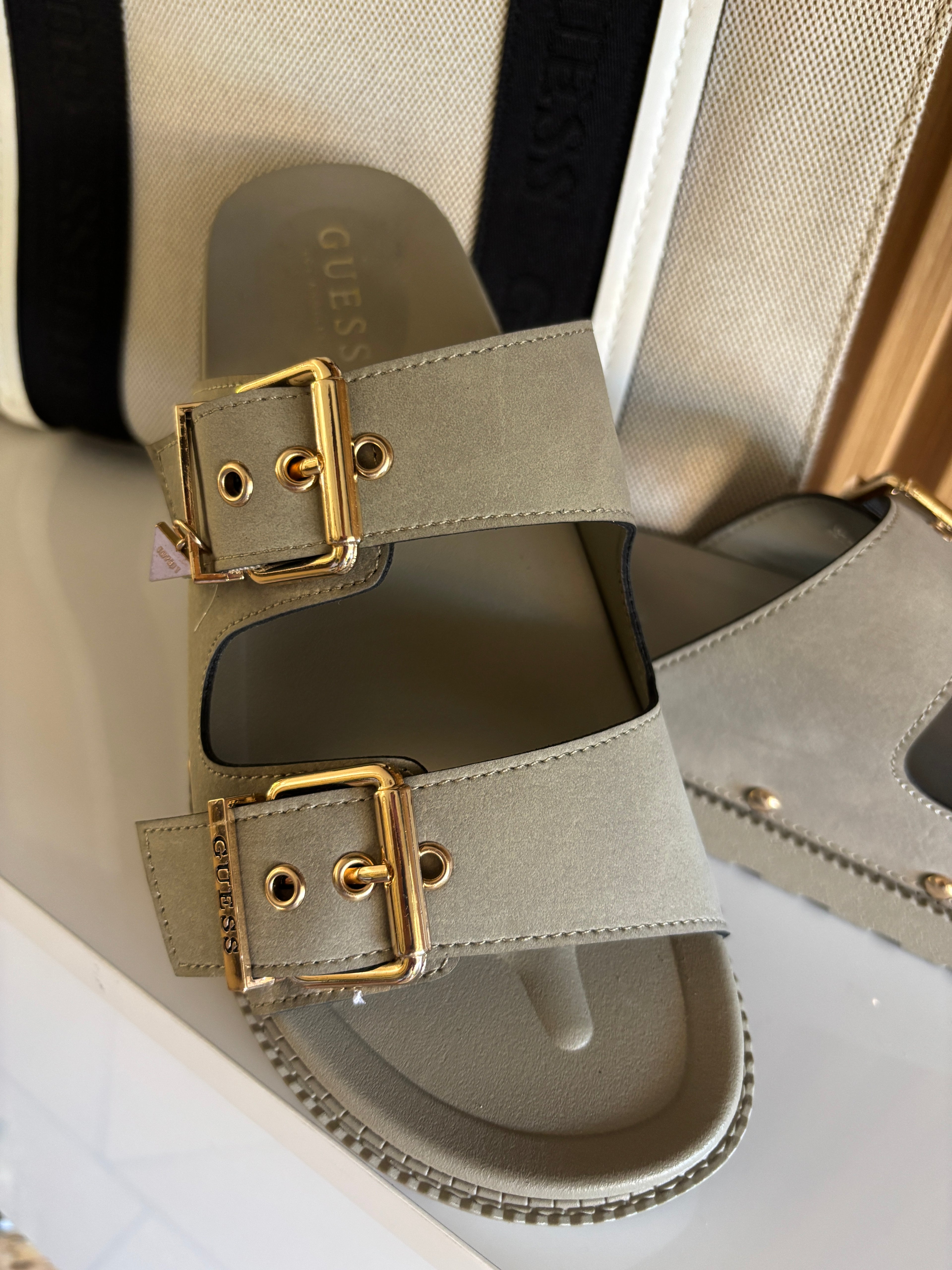 Sandalia Guess