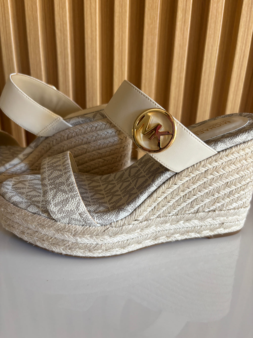 Sandalia de cuña Michael Kors