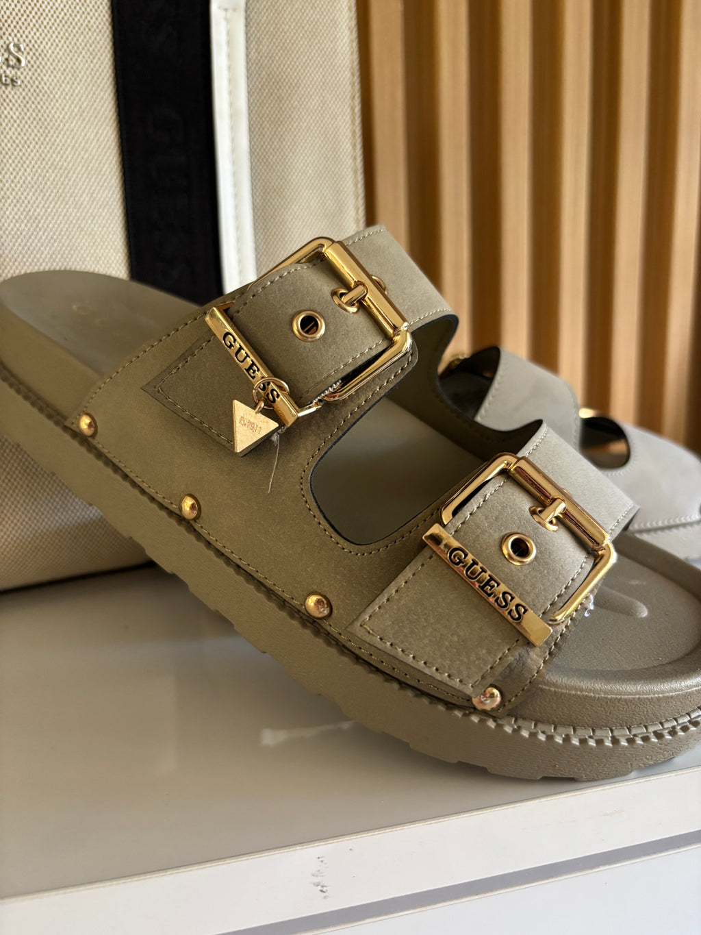 Sandalia Guess