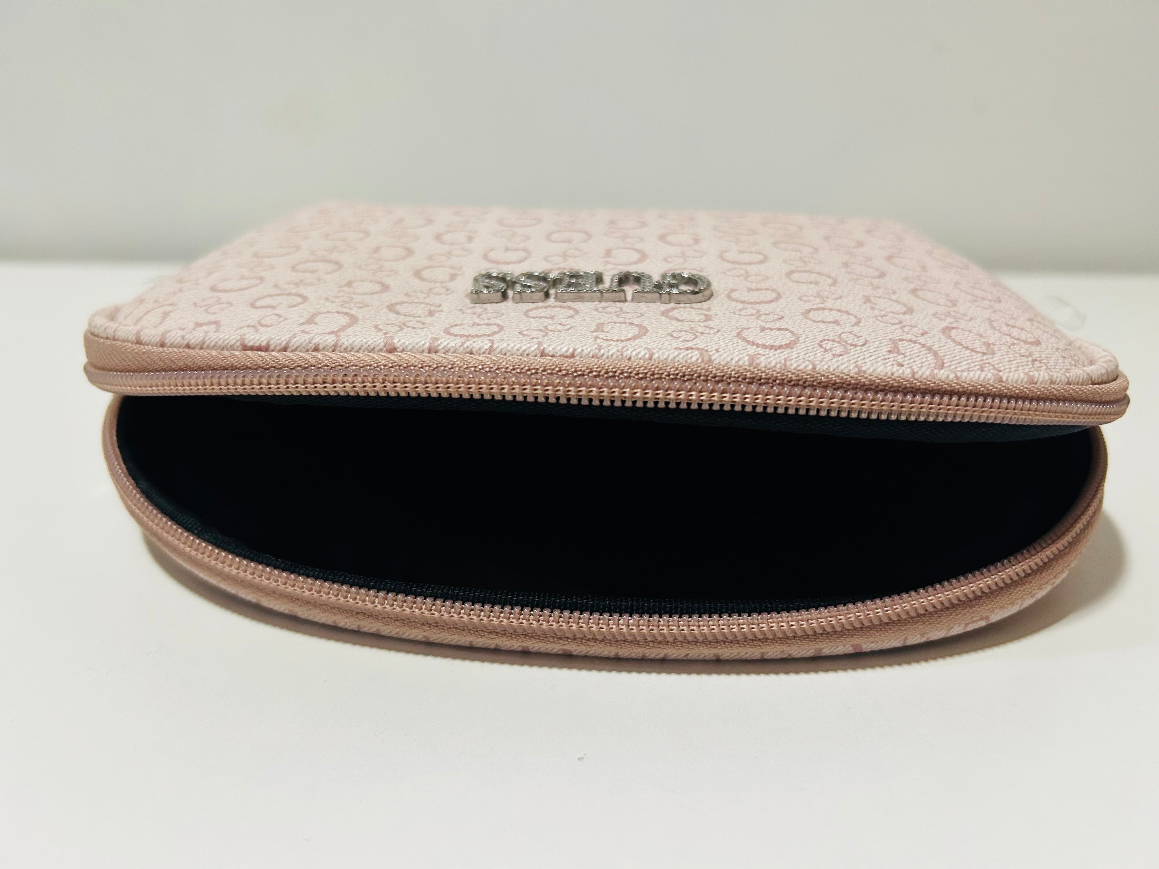Cosmetiquera Guess