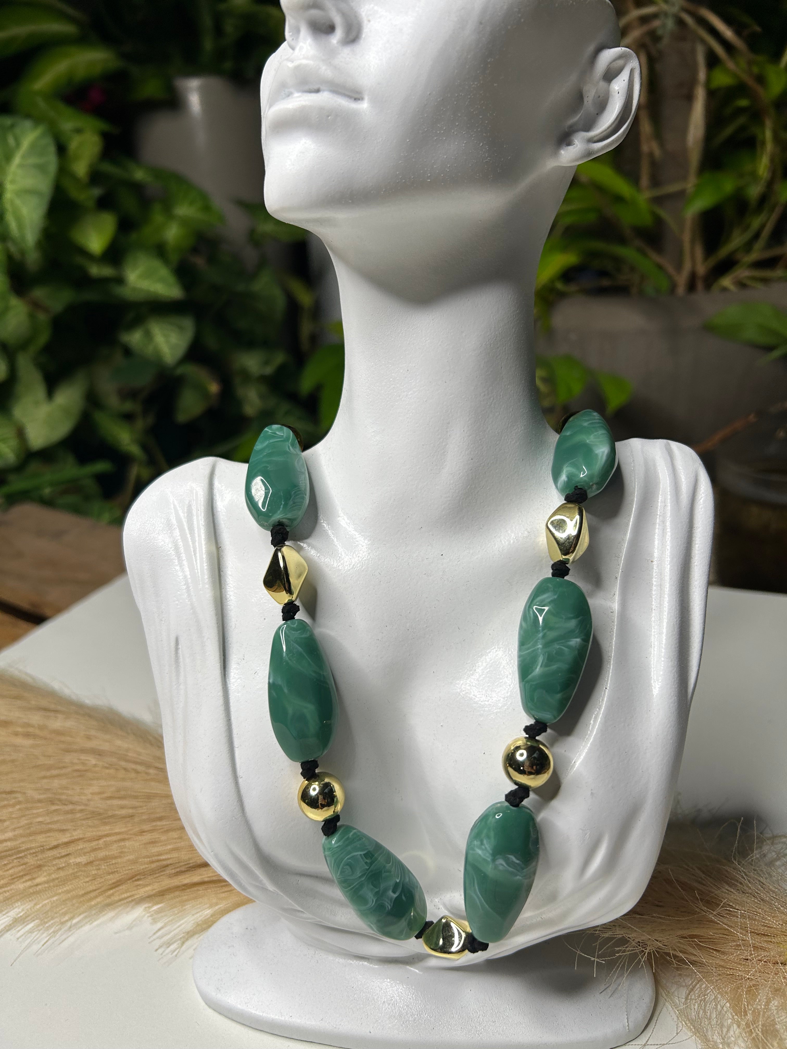 Collar verde esmeralda