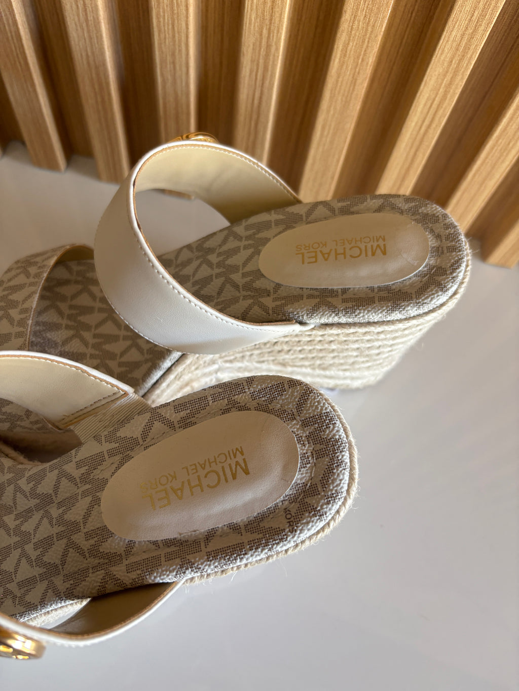 Sandalia de cuña Michael Kors