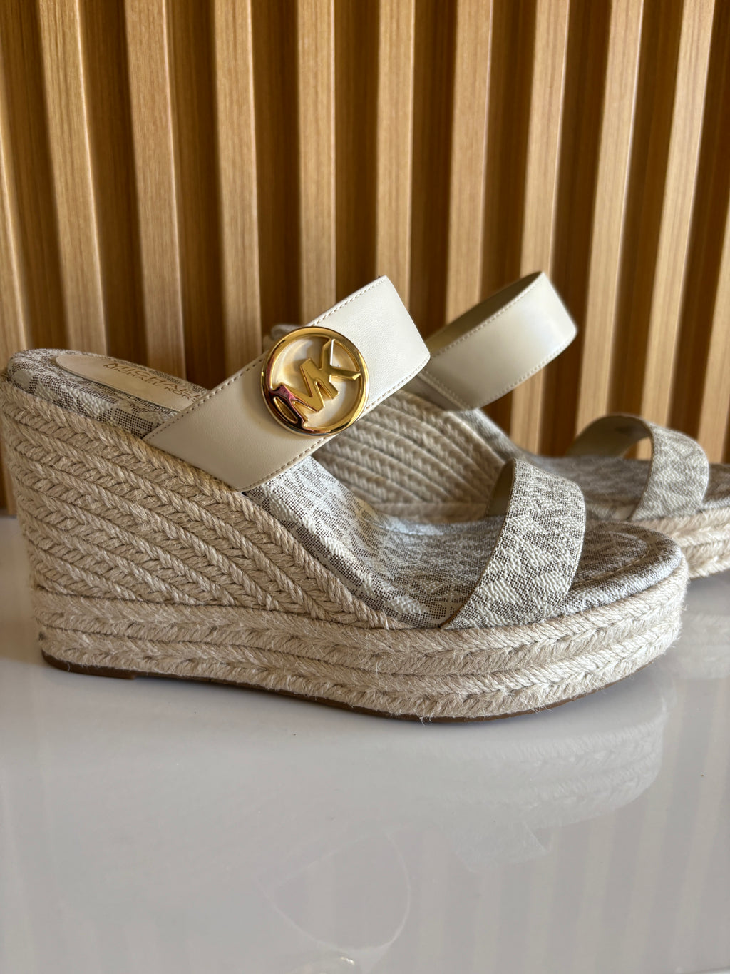 Sandalia de cuña Michael Kors