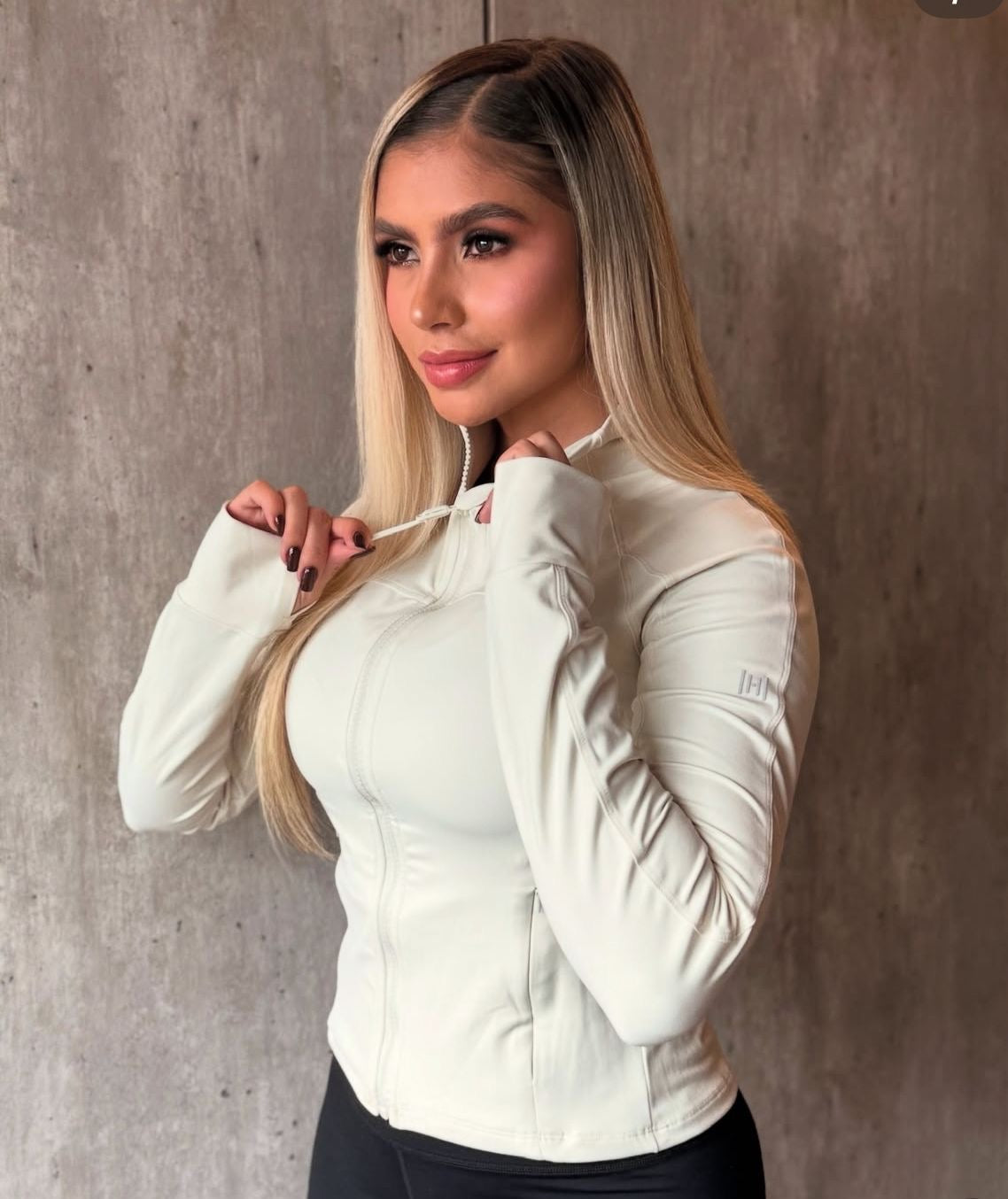 Cover Up – Suéter Deportivo para Gym

Diseñado para moverte con libertad y estilo, nuestro Cover Up es el complemento perfecto