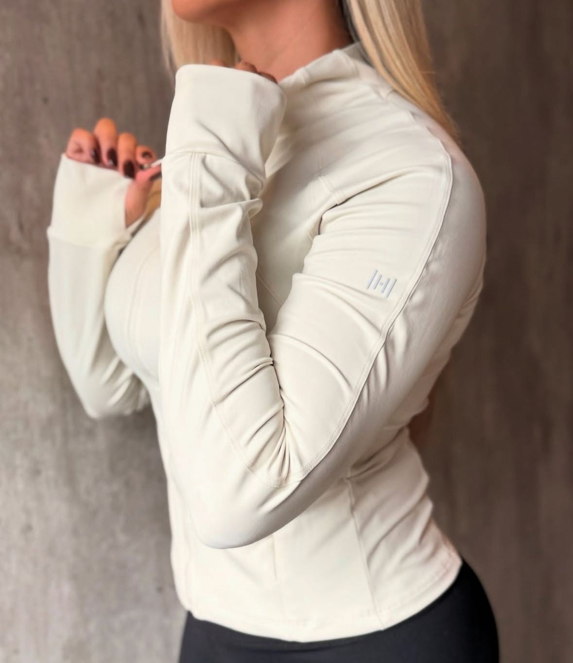 Cover Up – Suéter Deportivo para Gym

Diseñado para moverte con libertad y estilo, nuestro Cover Up es el complemento perfecto