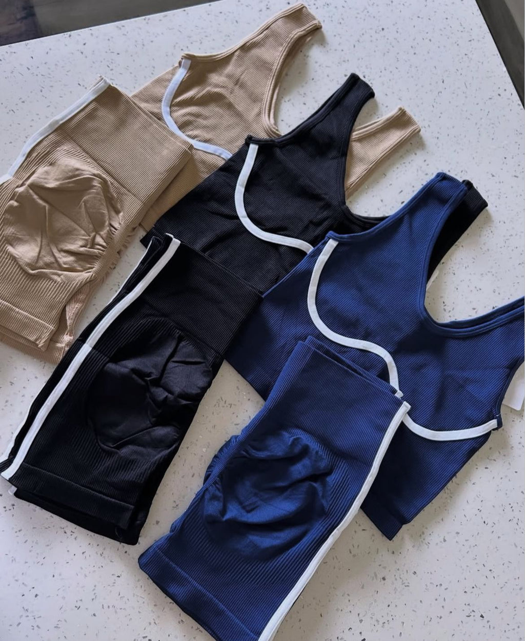 Conjunto en tono ,negro y mostaza