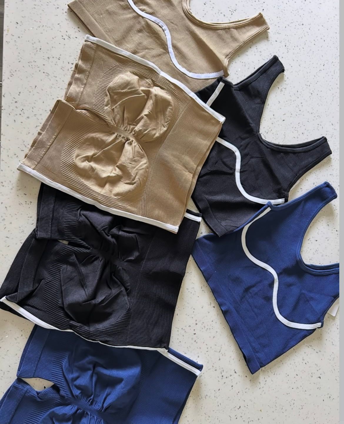 Conjunto en tono ,negro y mostaza