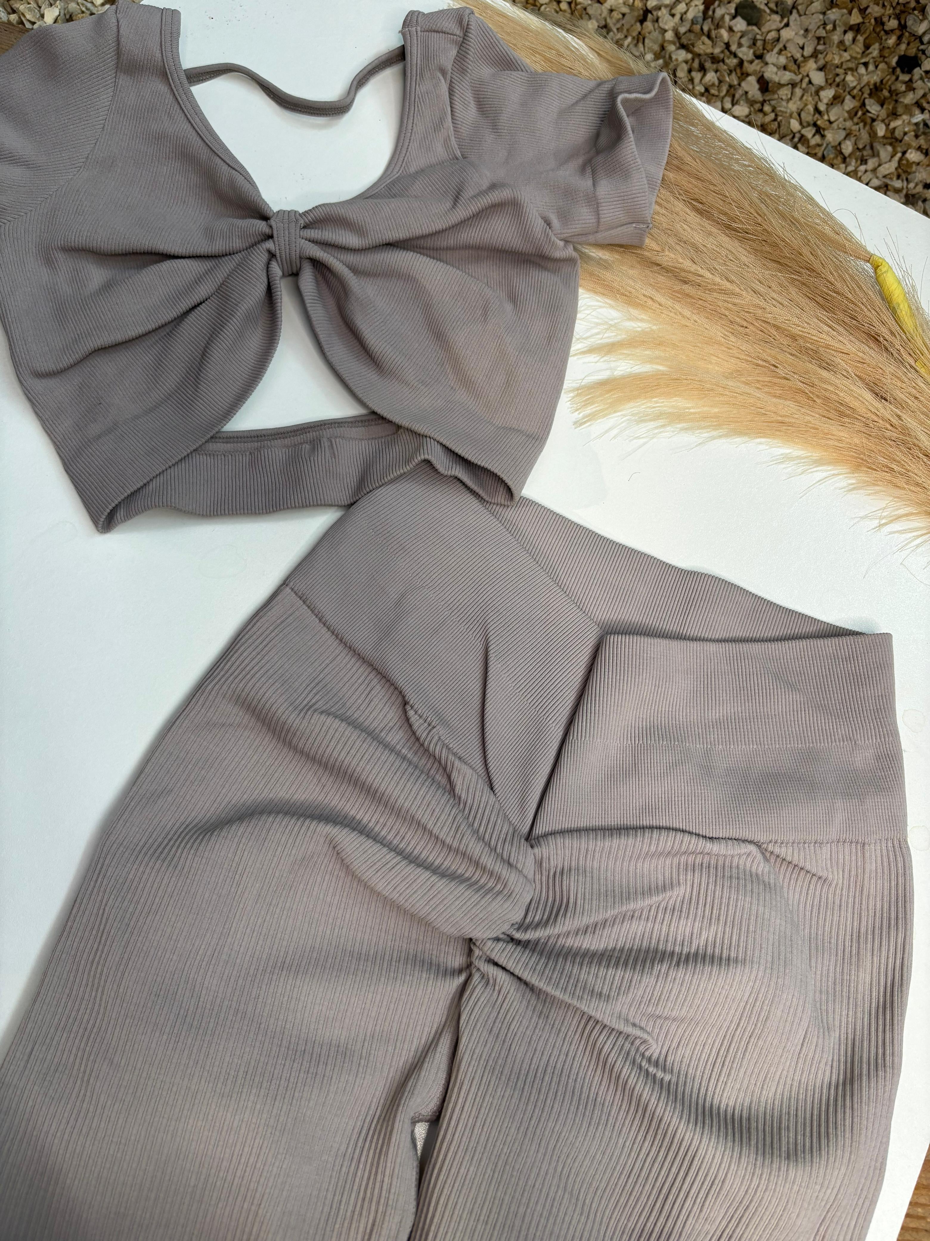Conjunto tono crema